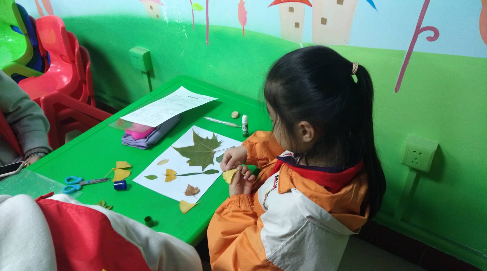 亲子创意树叶画