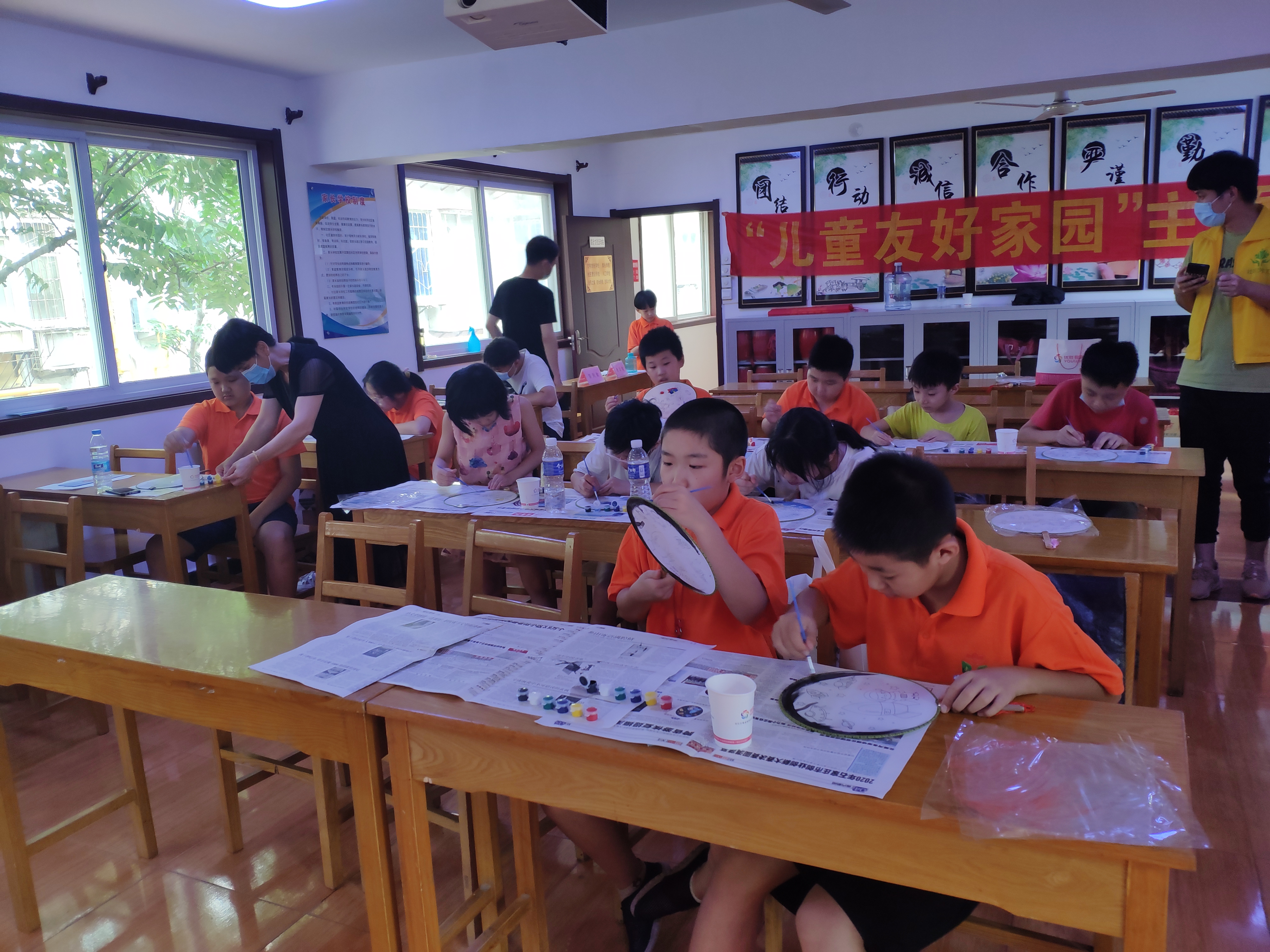 建安路社区“国际家庭日 亲子团扇制作